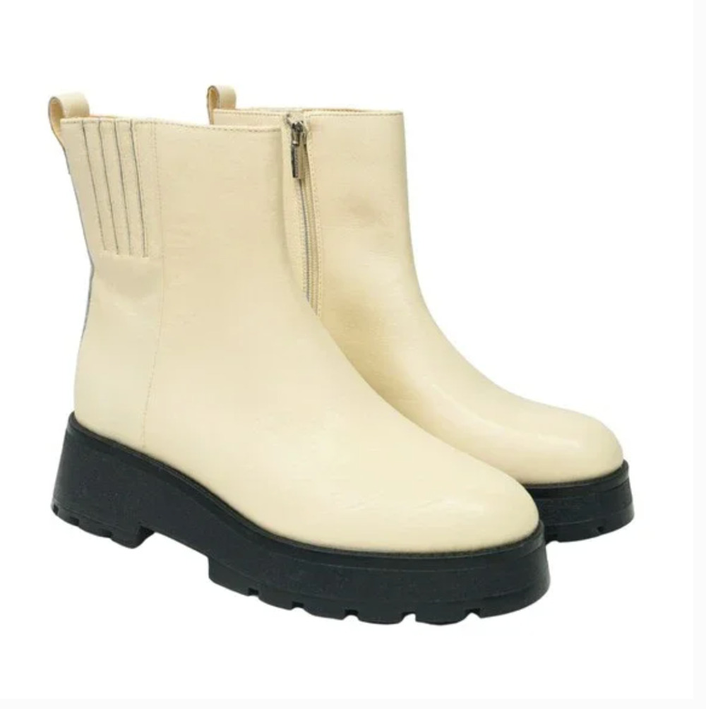 Vince Camuto Neframes Boots 8 White Cream NWOT Lug Combat Moto Chelsea Booties
